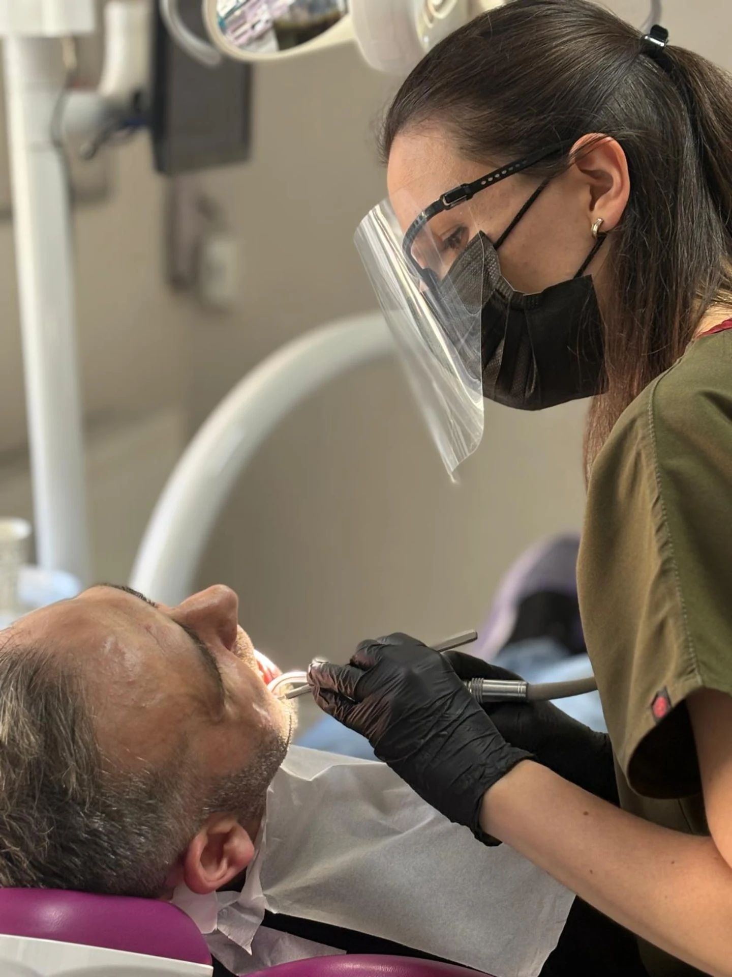 Elis Esen’in klinikte diş uygulaması yapması